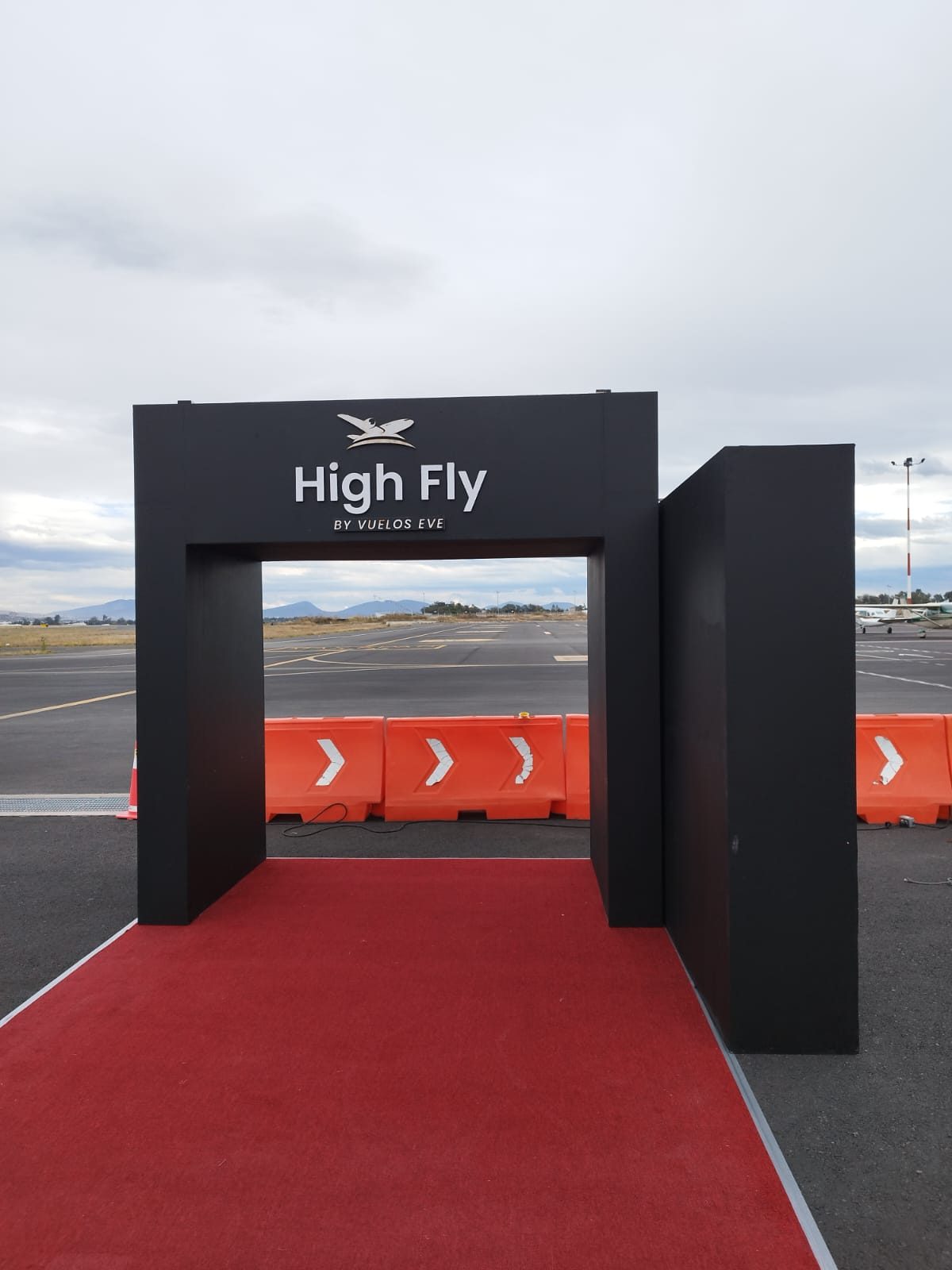 High Fly by Vuelos Eve — Activación outdoor — aviación ejecutiva