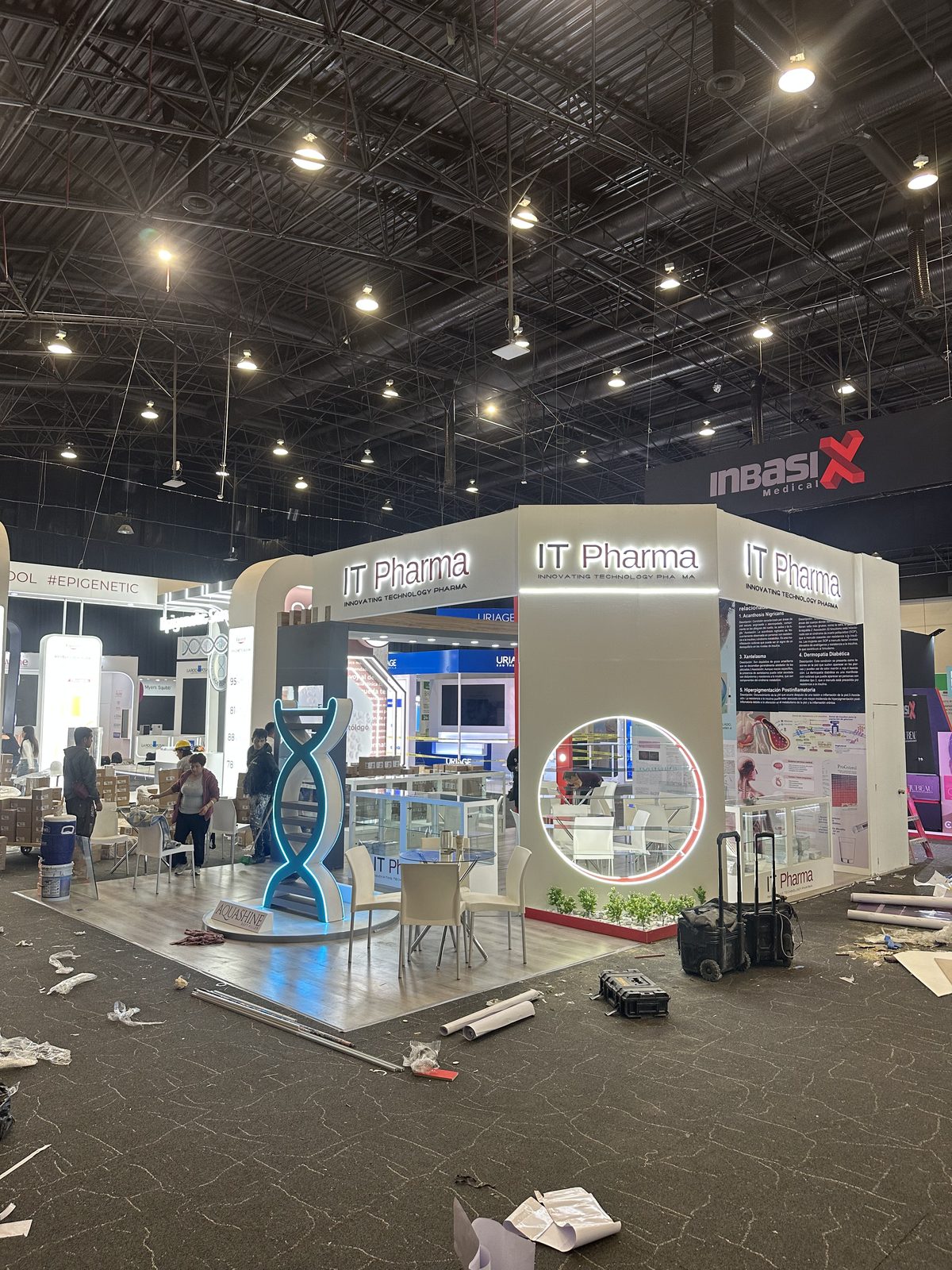 IT Pharma — Stand custom con hélice de ADN