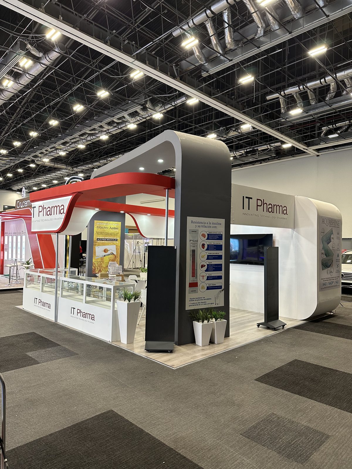 IT Pharma — Stand custom — arco rojo premium