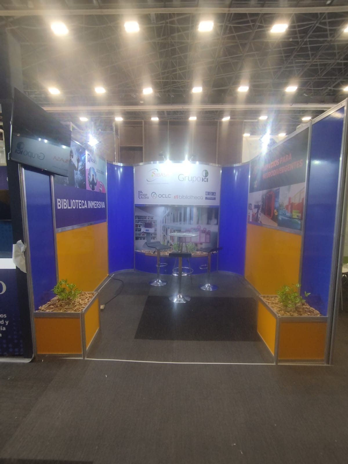 Grupo Editorial Sargantana — Stand modular Octanorm — feria del libro