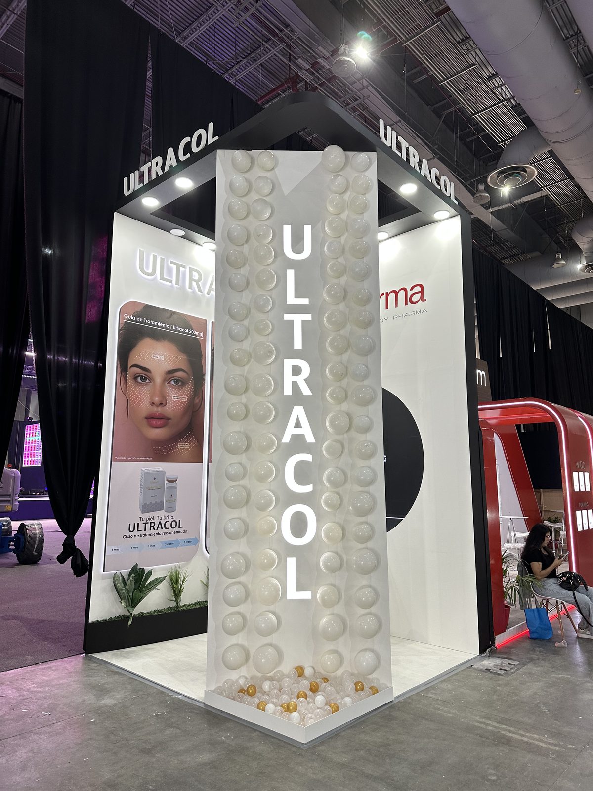 Ultracol (IT Pharma) — Activación BTL — columna escultórica